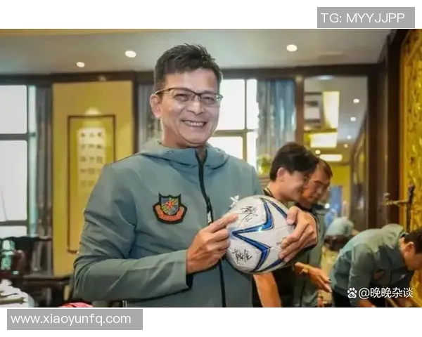 足球明星陪伴儿女观战的温馨时刻与亲子情深的动人瞬间